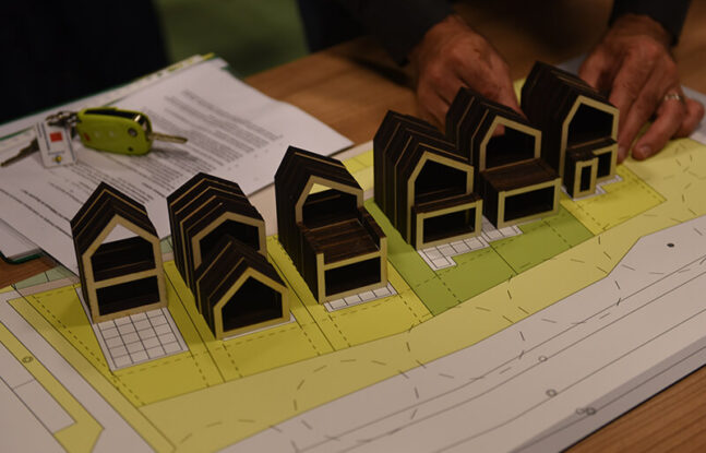 Maquettes van Tinyhouses bovenop een plattegrond