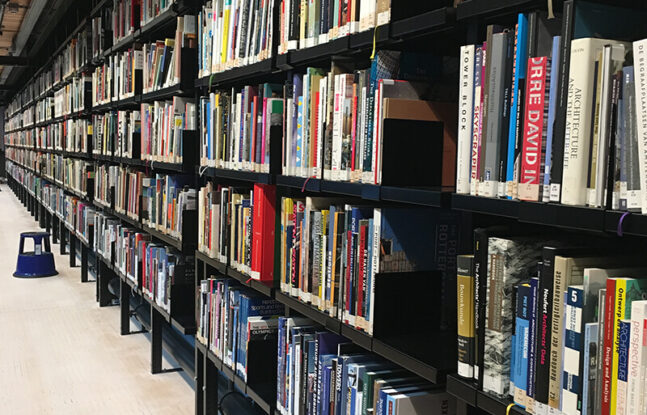 Bibliotheek met boekenschappen