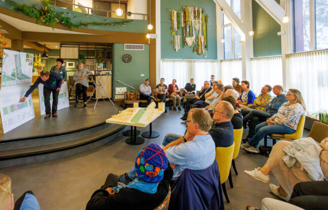 Informatieavond in ‘t Kardoes - mensen zitten in een ruimte en luisteren aandachtig naar een presentatie