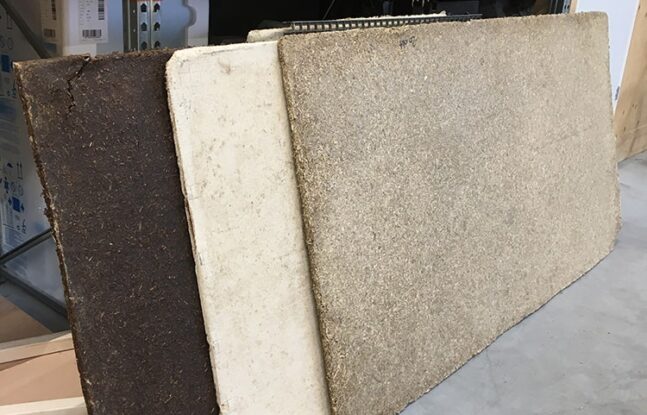 Verschillende compostborden staan op hun kant voor een grote stelling