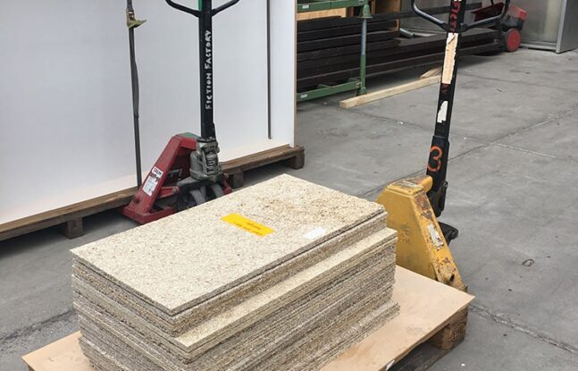 Compostboards liggen opgestapeld op een steekwagen