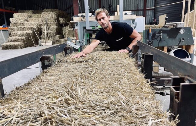Daan Hartge poseert bij een modulair elememt gemaak van stro