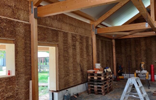 Binnenkant van een woning gemaakt met wanden van stro en een houtenskelet