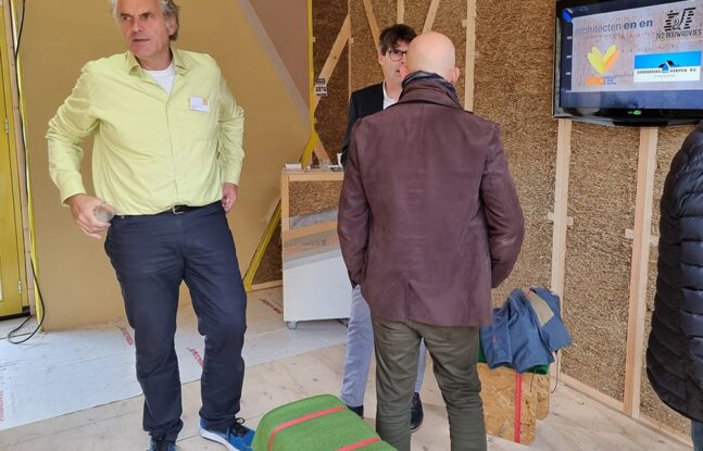 Drie personen staan bij een demonstratie van Strotec
