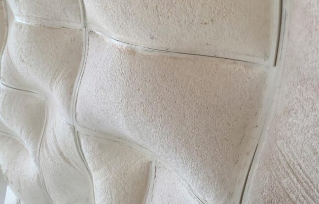 Close-up van een wand gemaakt met mycelium bouwblokken